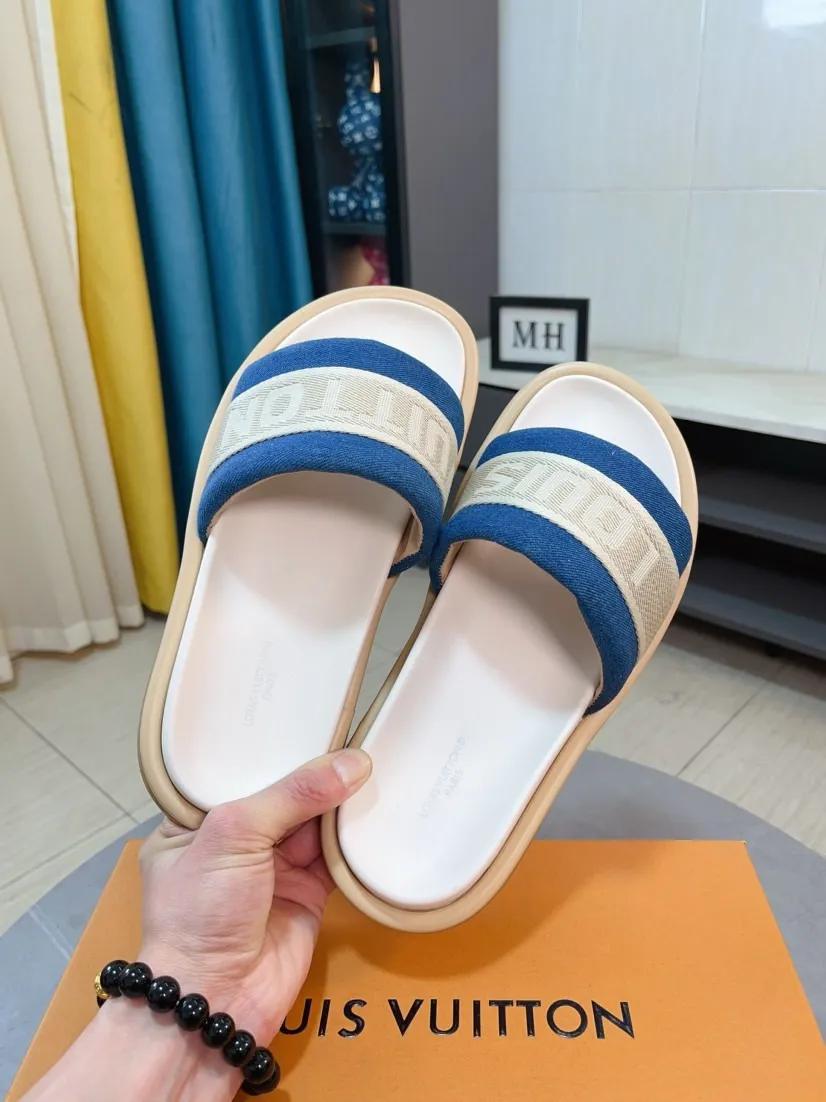 Ex-factory price 360🌹🌹 (lv-Louis Vuitton) New men's slippers, high-end boutique, exquisite embossed logo decoration on the upper, fine workmanship, super soft soles, casual, loose and comfortable, a must-have in summer! \nsize：38-44